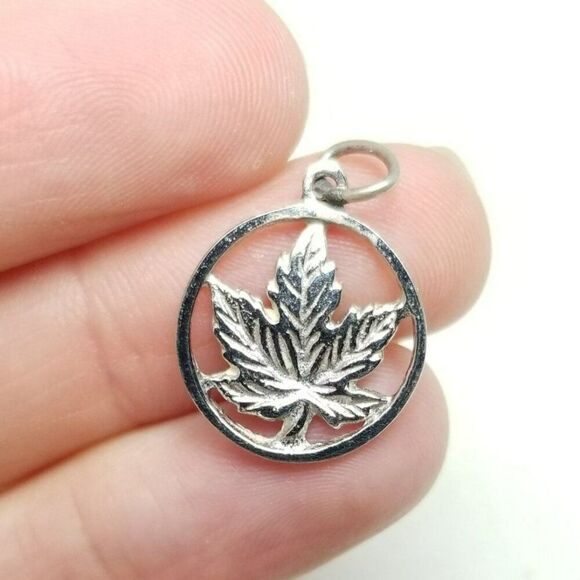 Vintage Sterling Silver Maple Leaf Pendant Charm, Etched Cutout Design, Estate - Picture 1 of 7